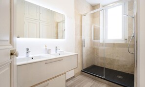 Máy sấy tóc, khăn tắm