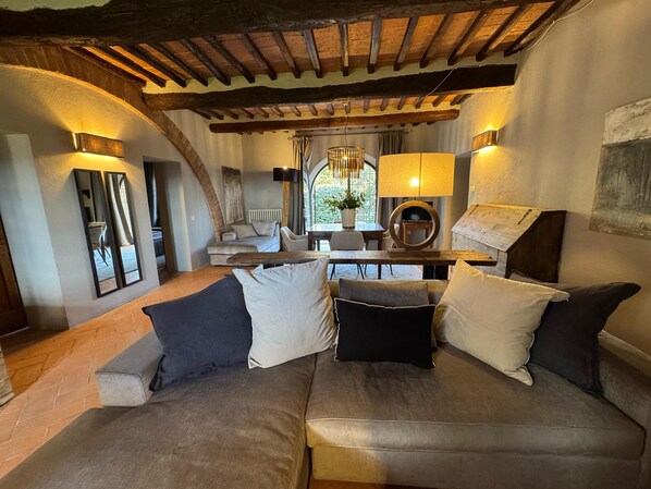 Apartamento superior, vistas al patio | Escritorio, espacio para trabajar con un portátil, wifi gratis