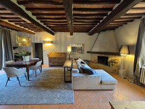 Apartamento superior, vistas al patio | Escritorio, espacio para trabajar con un portátil, wifi gratis