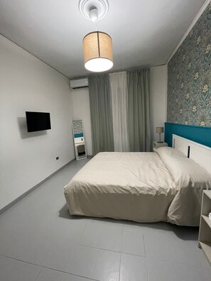 3 bedrooms, iron/ironing board, WiFi, bed sheets - Vacation home, close to central station and airport and historic center (Napoli)