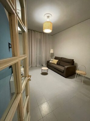 Smart TV - Vacation home, close to central station and airport and historic center (Napoli)