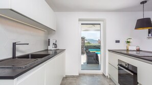 Réfrigérateur, four, lave-vaisselle, cafetière/bouilloire