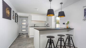 Fridge, oven, dishwasher, coffee/tea maker