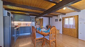 Fridge, microwave, oven, dishwasher - Holiday Home Martinšcak by Villas Guide (Barilovic)