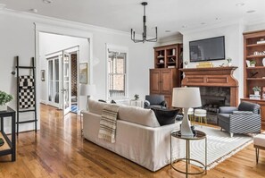 TV connectée, cheminée, espaces bureaux