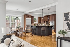 TV connectée, cheminée, espaces bureaux