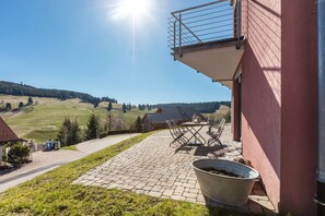 Outdoor dining - Apartment 'Bergahorn Typ C' with Mountain View, Private Terrace and Wi-Fi (Todtnau)