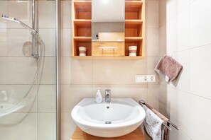 Een douche, een haardroger, handdoeken
