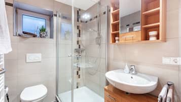 Dusche, Haartrockner, Handtücher