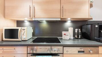 Frigorífico, microondas, horno y placa de cocina