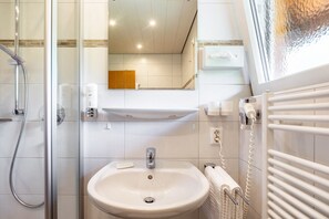 Douche, séchoir à cheveux, serviettes fournies