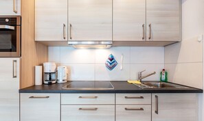 Kylskåp, ugn, spishäll och diskmaskin