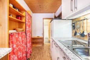 Fridge, oven, stovetop, coffee/tea maker
