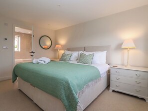 2 makuuhuonetta, yksilöllisesti sisustettu, yksilöllisesti kalustettu