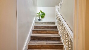 Un escalier avec des marches en bois et des balustrades blanches.