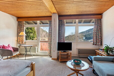1 bedroom, free WiFi, bed sheets. Apartment Hedi, 35 sqm with Mountain View, Balcony and Wi-Fi