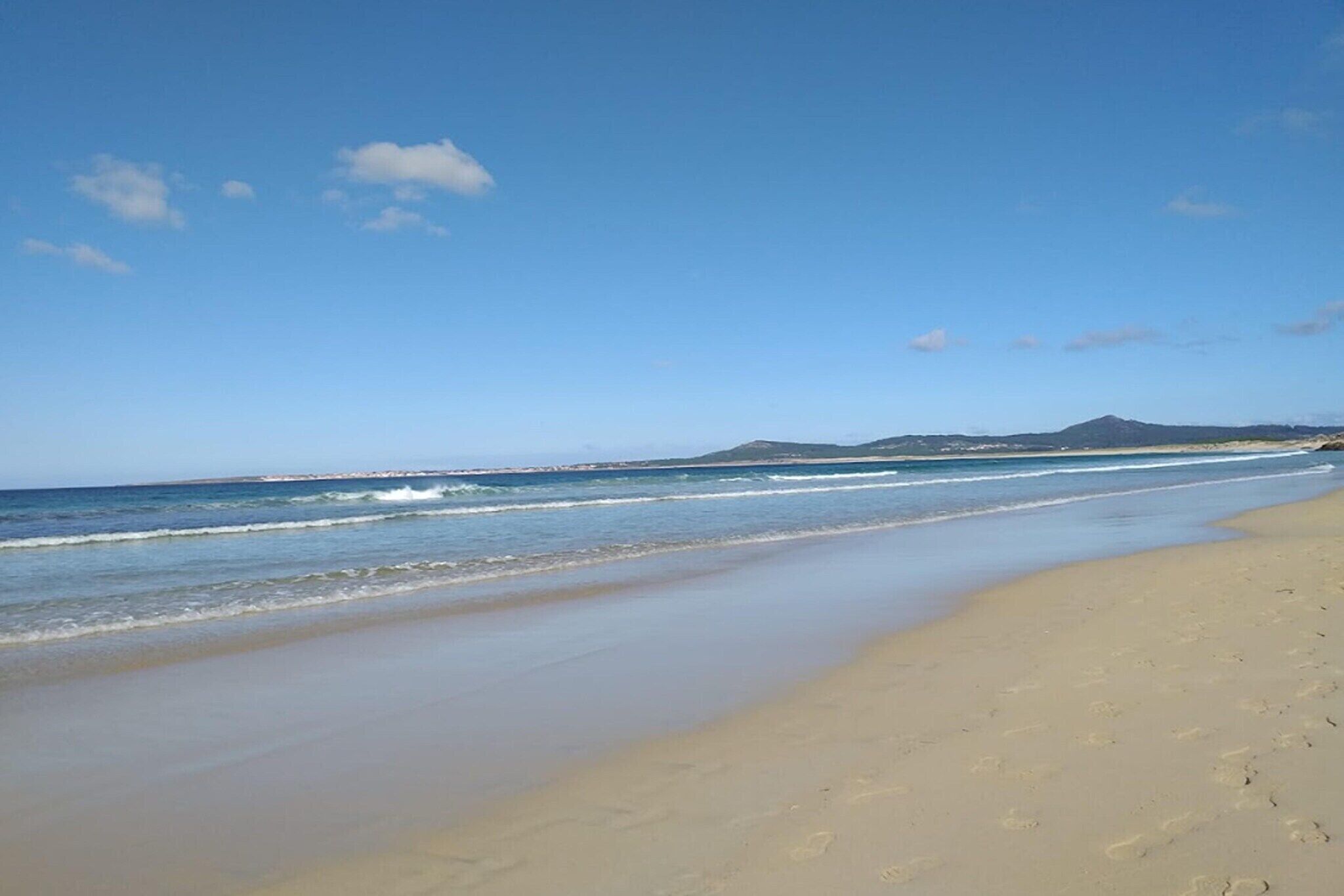 Una spiaggia con cielo sereno e mare calmo.