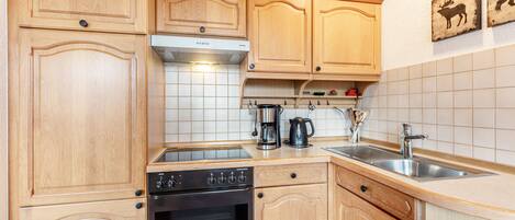 冷蔵庫、オーブン、コンロ、コーヒー / ティーメーカー