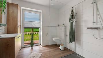 Dusche, Haartrockner, Handtücher