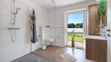 Dusche, Haartrockner, Handtücher