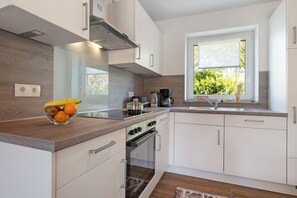 Kjøleskap, ovn, kokeplater og oppvaskmaskin