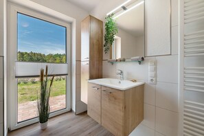 Ducha, secador de pelo y toallas