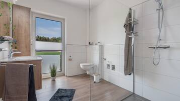 Dusche, Haartrockner, Handtücher