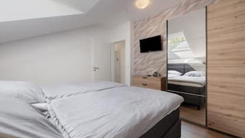 2 bedrooms, iron/ironing board, free WiFi, bed sheets