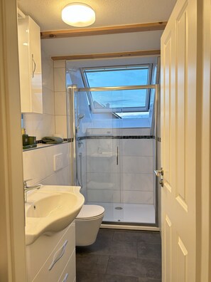Douche, sèche-cheveux, serviettes fournies