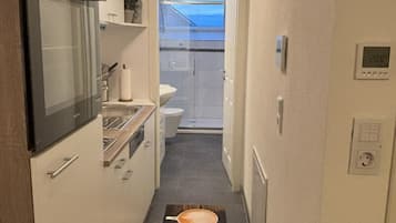 Een koelkast, een kookplaat, een vaatwasser