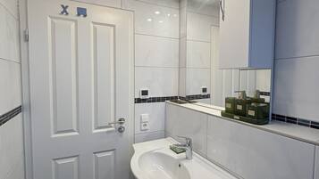 Dusche, Haartrockner, Handtücher