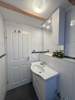 シャワー、ヘアドライヤー、タオル