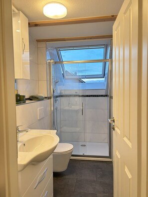 Dusche, Haartrockner, Handtücher