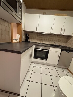 Coffee/tea maker, fridge, microwave, oven - Holiday Home 'Mellumring' with Private Terrace, Shared Garden and Wi-Fi (Butjadingen)