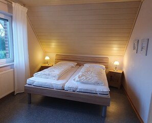 2 bedrooms, iron/ironing board, free WiFi