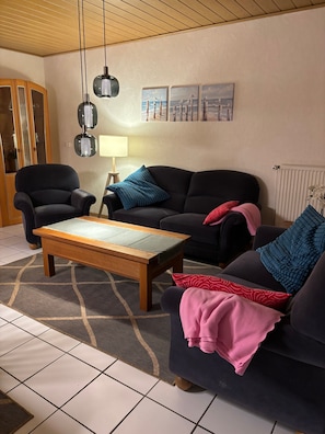 TV - Holiday Home 'Mellumring' with Private Terrace, Shared Garden and Wi-Fi (Butjadingen)