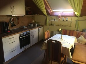 Réfrigérateur, micro-ondes, plaque de cuisson, cafetière/bouilloire