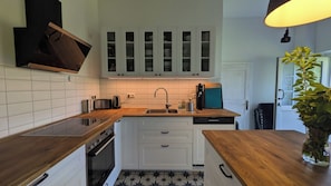 Fridge, oven, stovetop, dishwasher - Vacation apartment in a cozy farmhouse by the bathing lake with large garden and sauna (Carpin)