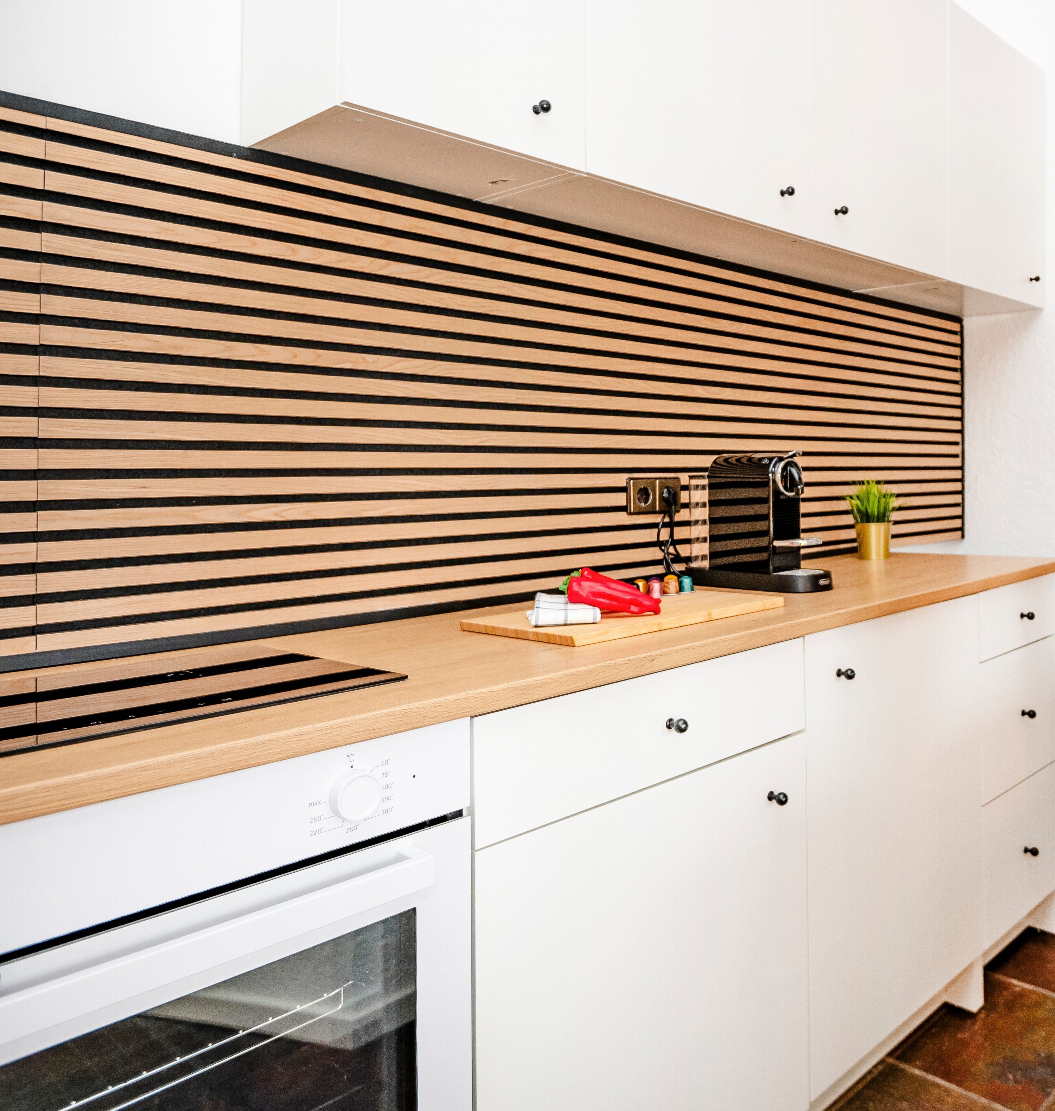 Kühlschrank, Ofen, Herdplatte, Wasserkocher mit Kaffee-/Teezubehör