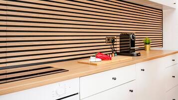 Kühlschrank, Ofen, Herdplatte, Wasserkocher mit Kaffee-/Teezubehör