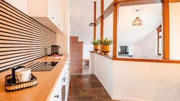 Fridge, oven, stovetop, coffee/tea maker