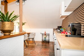 Jääkaappi, uuni, liesi, kahvin-/teenkeitin