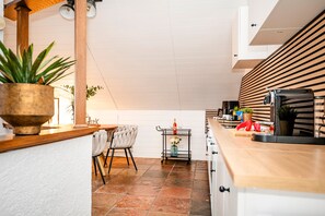 Kühlschrank, Ofen, Herdplatte, Wasserkocher mit Kaffee-/Teezubehör