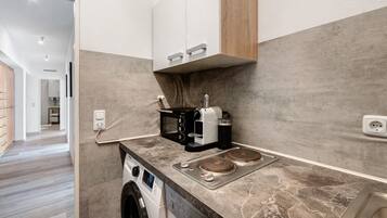 Frigorifero, microonde, forno, piano cottura