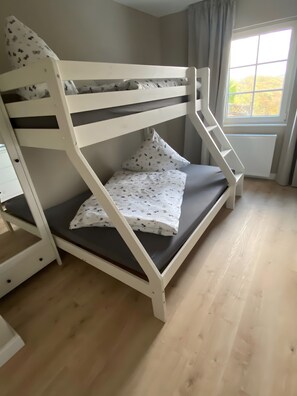 2 bedrooms, iron/ironing board, free WiFi, bed sheets