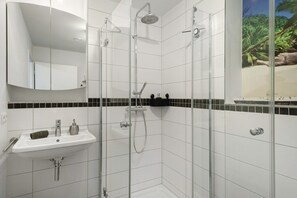 Douche, sèche-cheveux, serviettes fournies