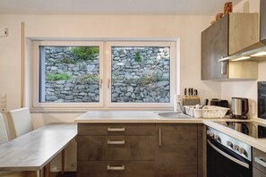 Kühlschrank, Ofen, Herdplatte, Wasserkocher mit Kaffee-/Teezubehör