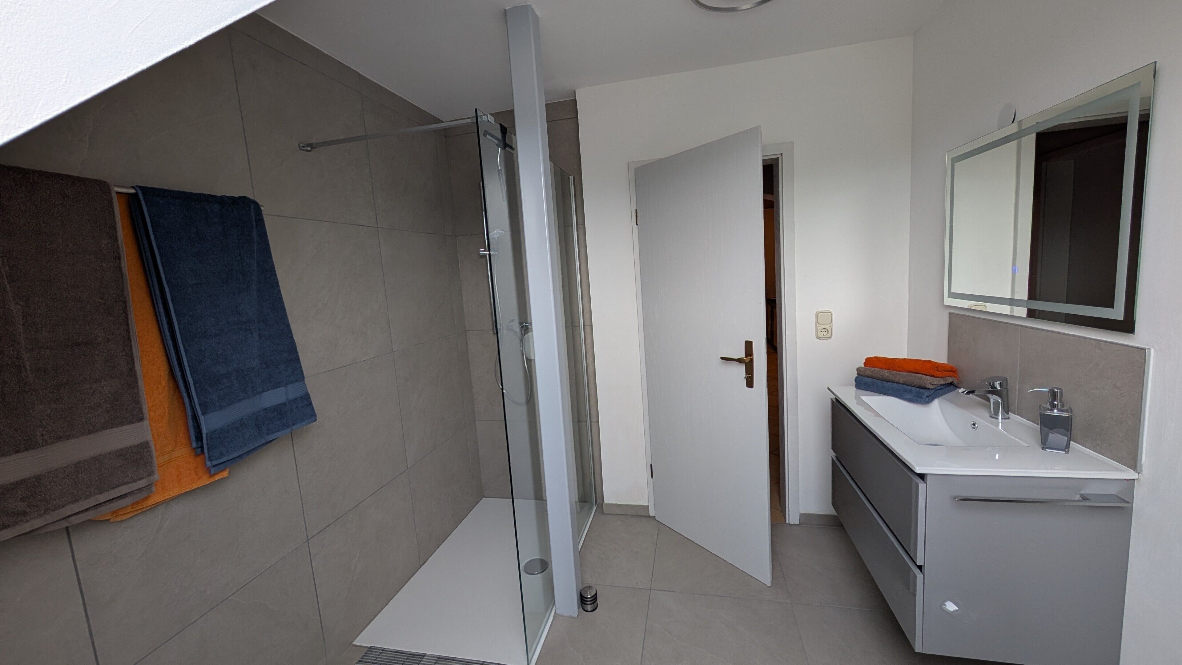 Ducha, secador de pelo y toallas