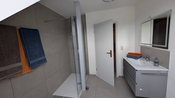 Ducha, secador de pelo y toallas