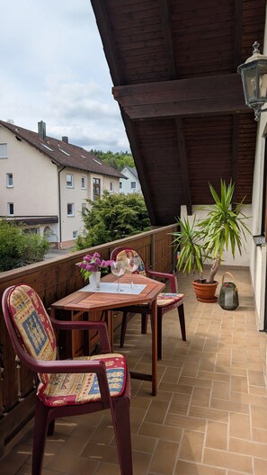 Outdoor dining - Apartment 'Gerda' with Mountain View, Balcony and Wi-Fi (Weigendorf)